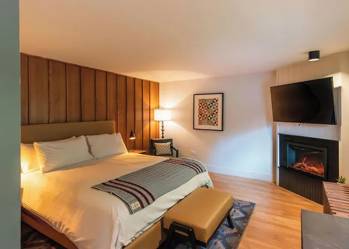 Historic Rocky Waters Inn, A Small Luxury Hotel