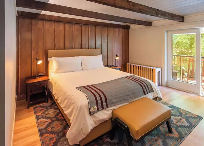 Historic Rocky Waters Inn, A Small Luxury Hotel