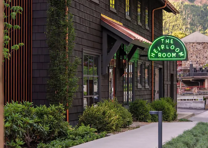 Historic Rocky Waters Inn, A Small Luxury Hotel