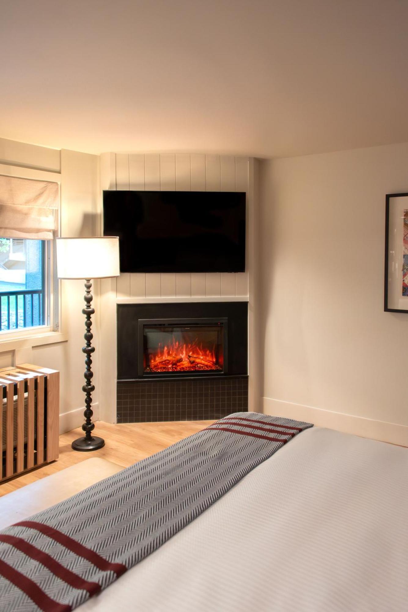 Hotel Historic Rocky Waters Inn, A Small Luxury